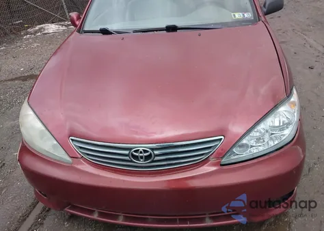2005 Toyota Camry Xle V6 z USA, uszkodzony, nr VIN 4T1BF30KX5U088061